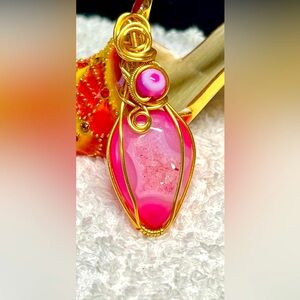 💜stunning pink exposed geode agate, wire wrapped artisan pendant
